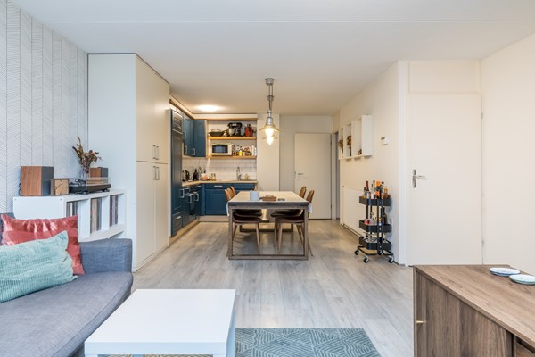 Foto - Te koop: Op goede, rustige en centrale locatie in Eikenderveld gelegen instapklare tussenwoning met 2 slaapkamers, berging op de begane grond en een dakterras. 